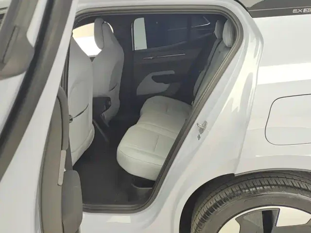 Volvo EX30 — Фото автомобиля 11