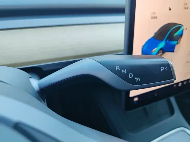 Tesla Model Y — Фото автомобиля 13