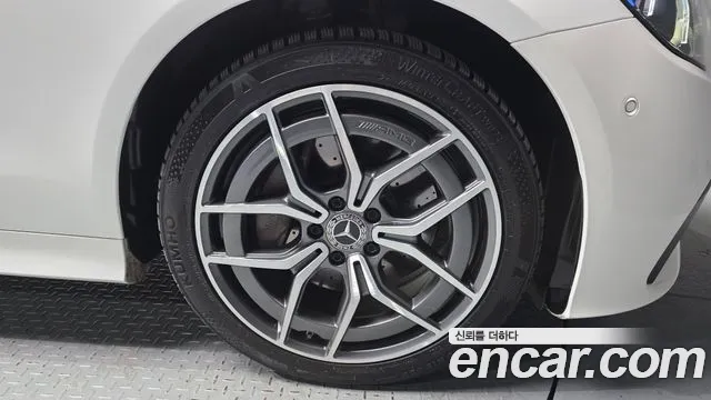 Mercedes-Benz E-Class — Фото автомобиля 5
