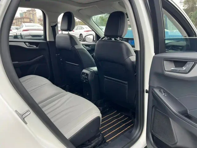 Ford Escape — Фото автомобиля 14