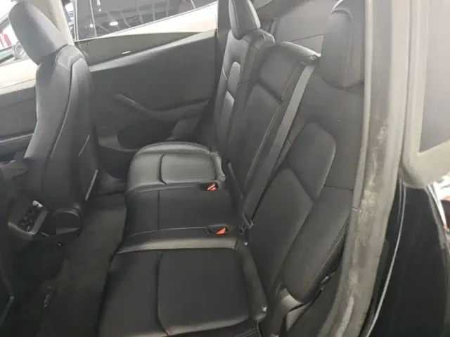 Tesla Model Y — Фото автомобиля 16