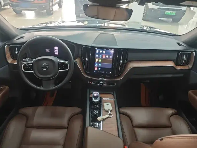 Volvo XC60 — Фото автомобиля 9