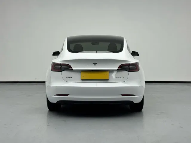 Tesla Model 3 — Фото автомобиля 17