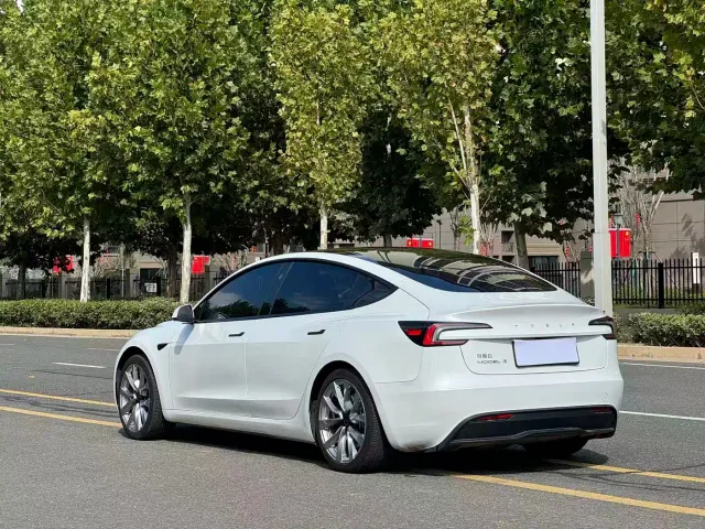 Tesla Model 3 — Фото автомобиля 9