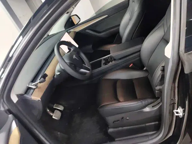 Tesla Model Y — Фото автомобиля 14