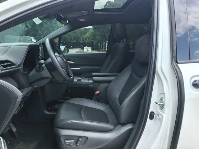 Toyota Sienna — Фото автомобиля 14