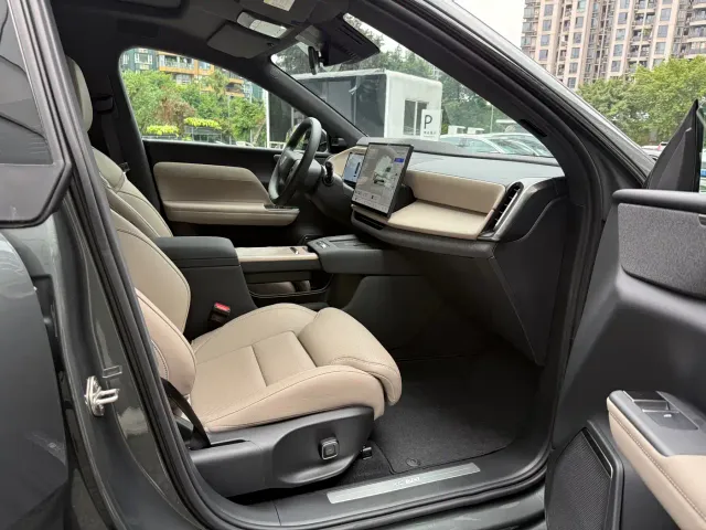 Volvo XC70 Plug-in Hybrid — Фото автомобиля 14