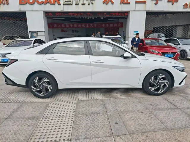 Hyundai Elantra — Фото автомобиля 3