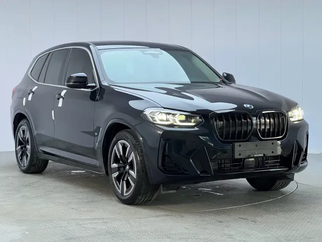 BMW iX3 — Фото автомобиля 3