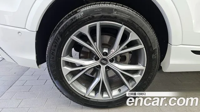 Audi Q8 55 TFSI quattro Premium — Фото автомобиля 4