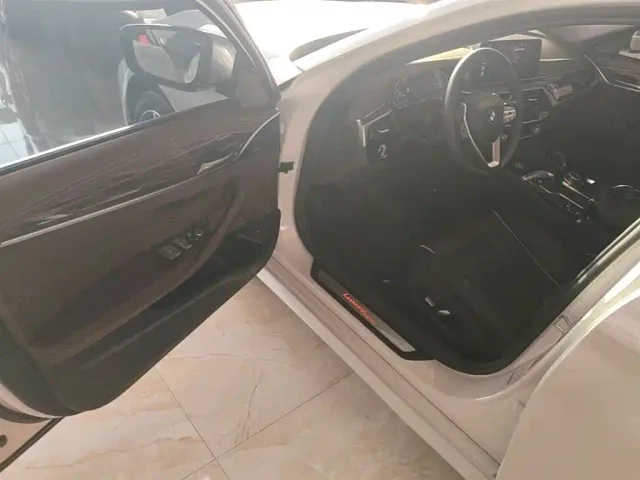 BMW 5 Series — Фото автомобиля 11