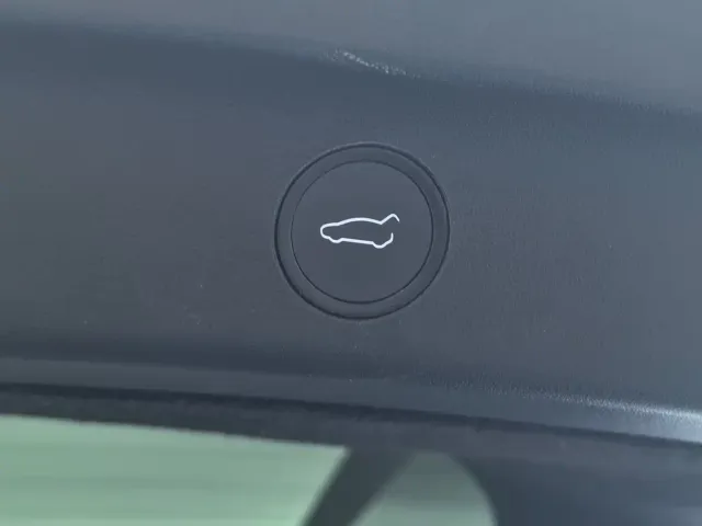 Tesla Model Y — Фото автомобиля 11