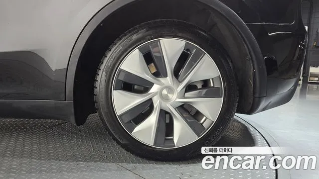 Tesla Model Y — Фото автомобиля 6