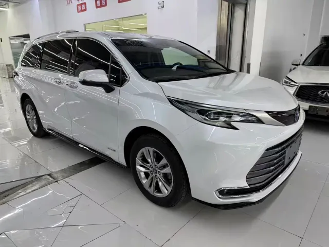 Toyota Sienna — Фото автомобиля 3