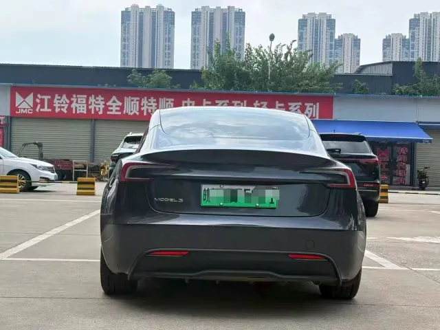 Tesla Model 3 — Фото автомобиля 5