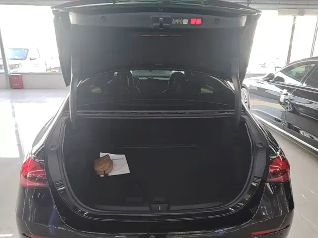 Mercedes-Benz E-Class — Фото автомобиля 18
