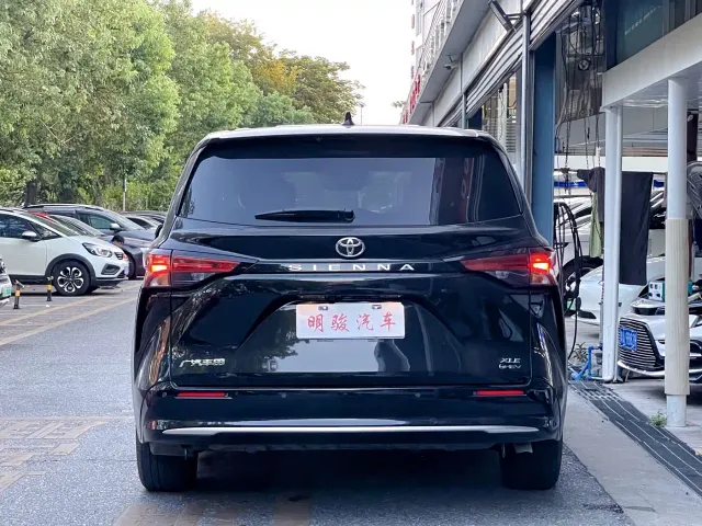 Toyota Sienna — Фото автомобиля 5