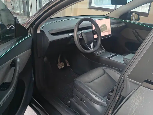 Tesla Model Y — Фото автомобиля 4
