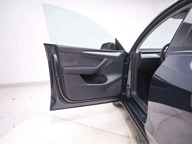 Tesla Model Y — Фото автомобиля 15