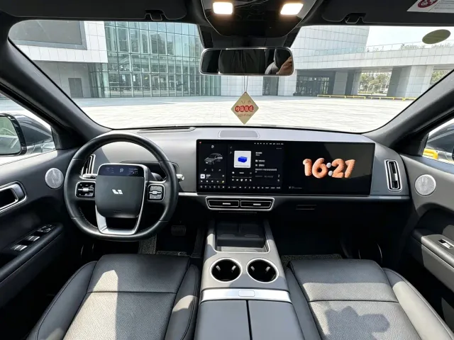 Li Auto L8 — Фото автомобиля 5