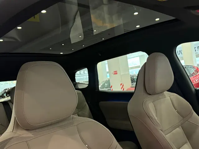 Volvo XC70 Plug-in Hybrid — Фото автомобиля 17