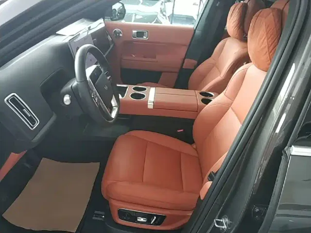 Li Auto L8 — Фото автомобиля 14