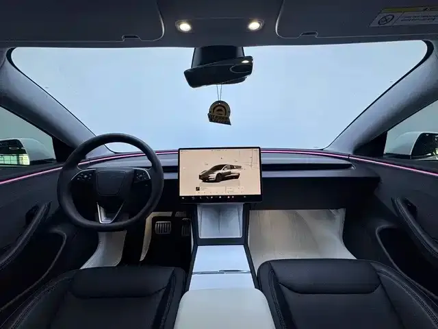 Tesla Model 3 — Фото автомобиля 4