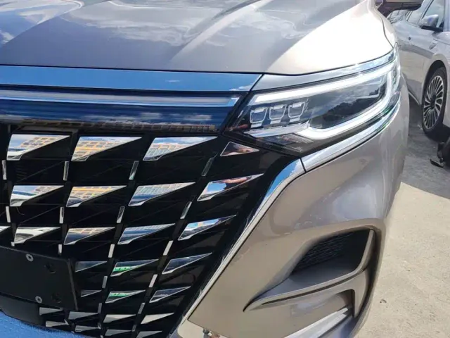 Roewe iMAX8 — Фото автомобиля 23