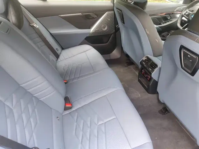 BMW i5 — Фото автомобиля 10