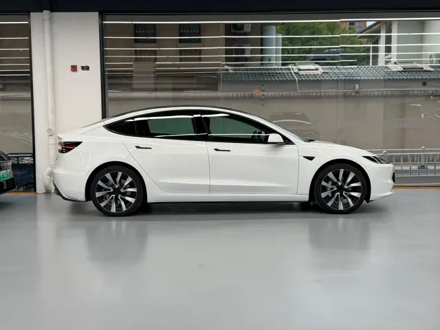 Tesla Model 3 — Фото автомобиля 11