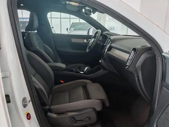 Volvo XC40 — Фото автомобиля 23