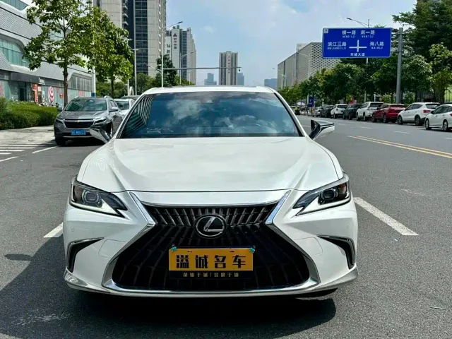 Lexus ES — Фото автомобиля 2