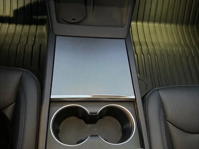 Tesla Model 3 — Фото автомобиля 12