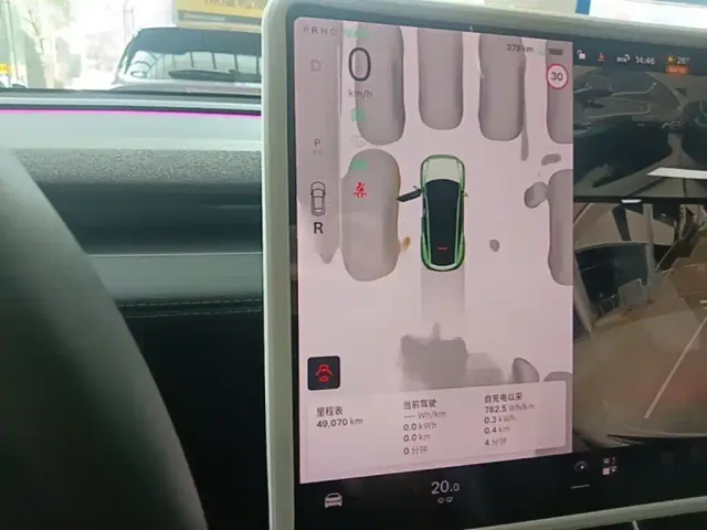 Tesla Model Y — Фото автомобиля 13