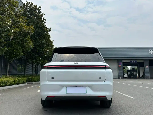 Li Auto L8 — Фото автомобиля 5