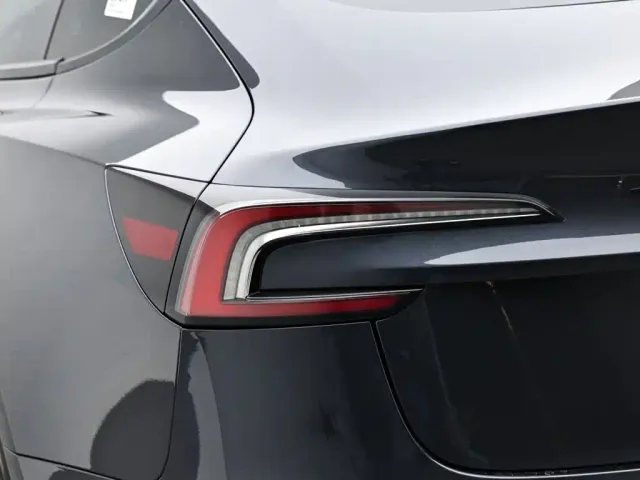 Tesla Model 3 — Фото автомобиля 10