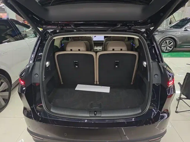 Li Auto i8 — Фото автомобиля 18