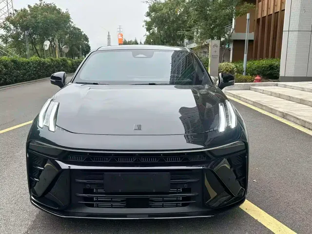 Lynk & Co 03 — Фото автомобиля 2