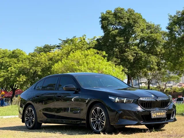 BMW 5 Series — Фото автомобиля 3