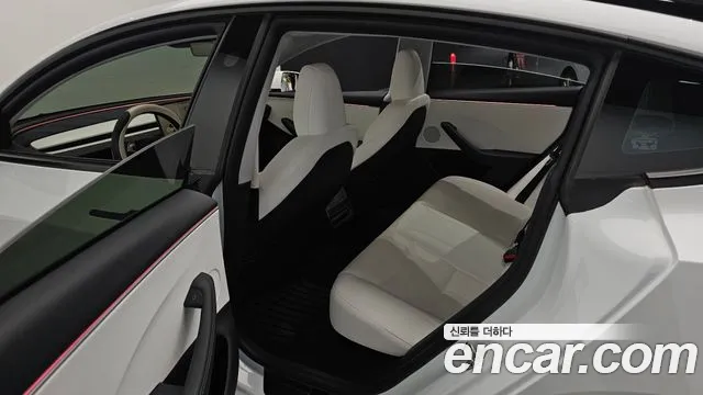 Tesla Model 3 — Фото автомобиля 17