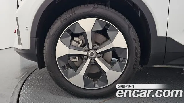 Volvo XC40 — Фото автомобиля 5