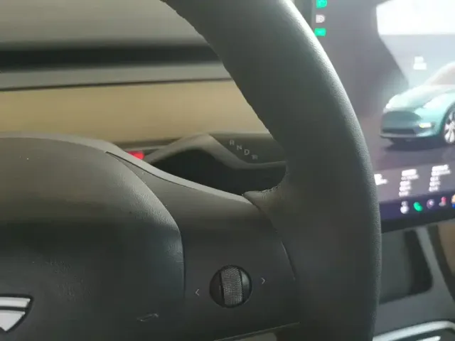 Tesla Model Y — Фото автомобиля 13