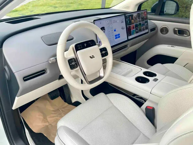 Li Auto i8 — Фото автомобиля 12