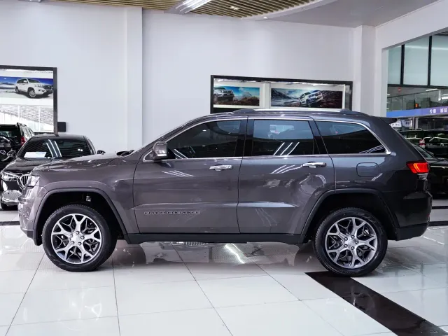 Jeep Grand Cherokee — Фото автомобиля 3
