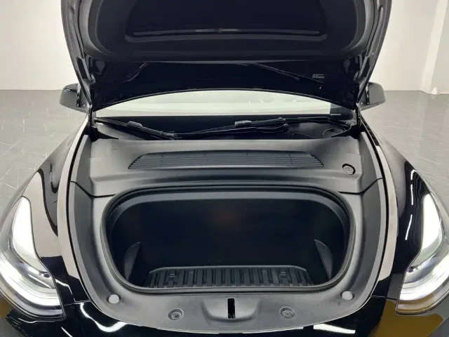 Tesla Model Y — Фото автомобиля 11