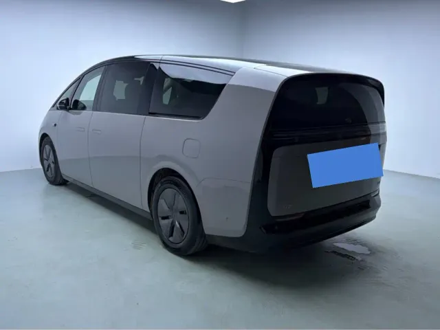 Li Auto MEGA — Фото автомобиля 6
