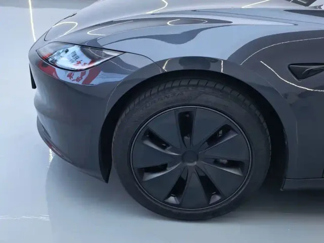Tesla Model 3 — Фото автомобиля 4