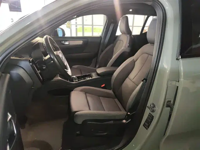 Volvo XC40 — Фото автомобиля 10