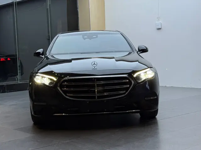 Mercedes-Benz E-Class — Фото автомобиля 2