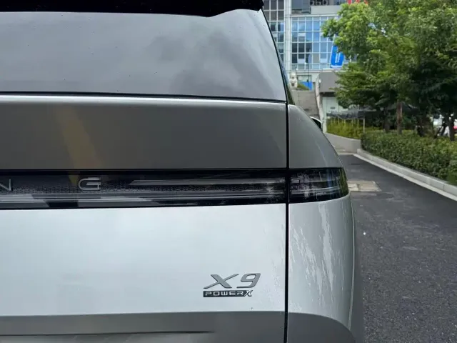 Xpeng X9 — Фото автомобиля 22